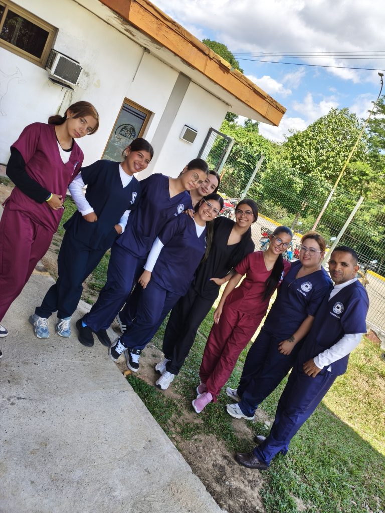 El propósito principal de esta actividad es conectar la teoría con la práctica real, brindando a los estudiantes la oportunidad de experimentar de primera mano las técnicas críticas de atención y rescate en el campo.

Los objetivos específicos y formativos de esta visita son:

    Dominar protocolos de emergencia reales: Enseñar a los participantes a trabajar en equipo, mantener la calma bajo presión y aplicar procedimientos correctos de atención prehospitalaria.

    Entrenar en destrezas tácticas y físicas: Capacitar a los estudiantes en el uso de herramientas esenciales, tales como técnicas de inmovilización (colocación de collarines y uso de tablas espinales rígidas), manejo de férulas, traslado seguro de lesionados y reconocimiento de equipos dentro de una unidad de emergencia real (ambulancia).

    Cumplir con el requisito académico obligatorio: Servir como una condición indispensable y reglamentaria (junto a la realización de al menos un taller complementario) para que los estudiantes de las áreas de salud queden formalmente habilitados para ingresar al proceso de pasantías.